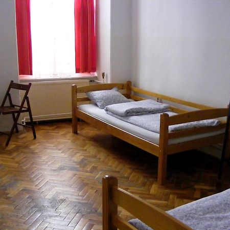 11Th Hour Cinema Hostel Budapest Bagian luar foto