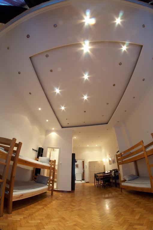 11Th Hour Cinema Hostel Budapest Ruang foto
