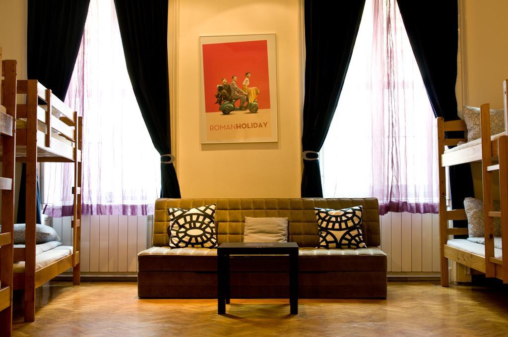 11Th Hour Cinema Hostel Budapest Bagian luar foto