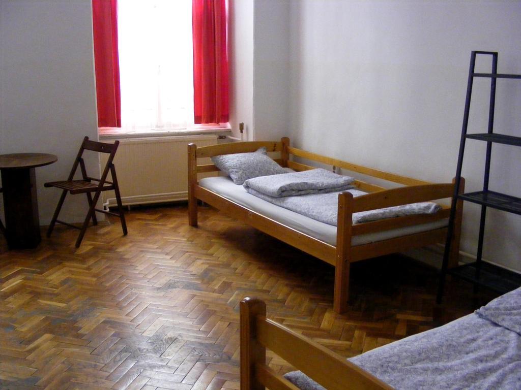 11Th Hour Cinema Hostel Budapest Bagian luar foto